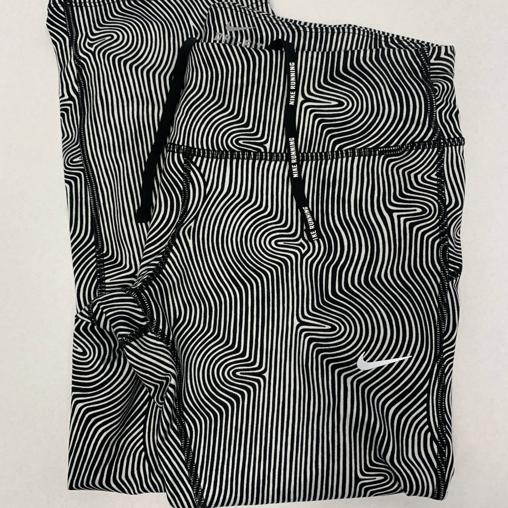 Pattern Nike leggings, never worn. Great condition!